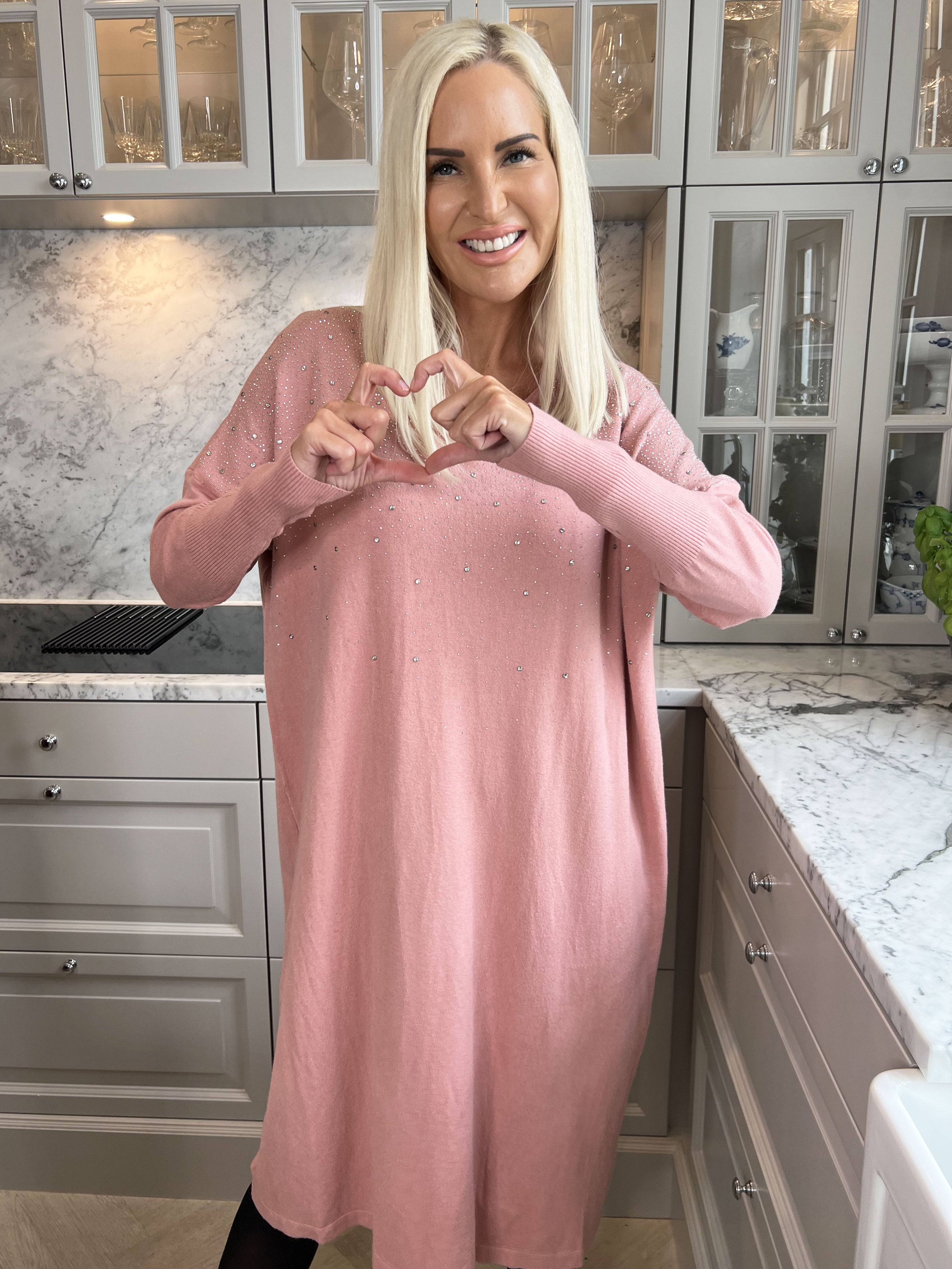 Yasha - Blød strikkjole i strækbart stof pyntet med similisten